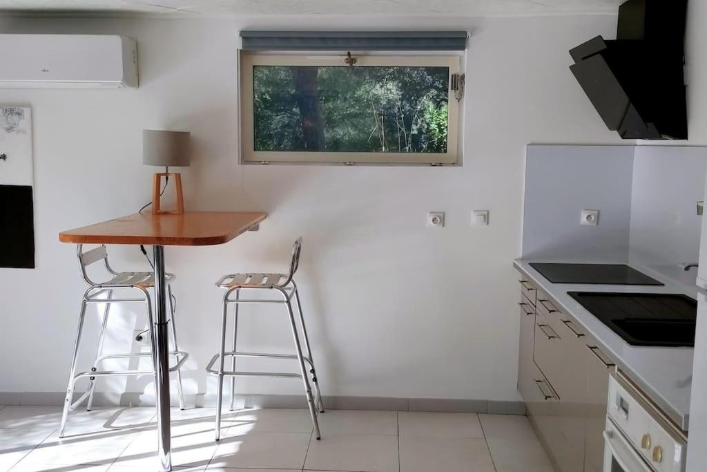 Charmant Studio Independant Dans La Colline Eyguieres Exterior photo